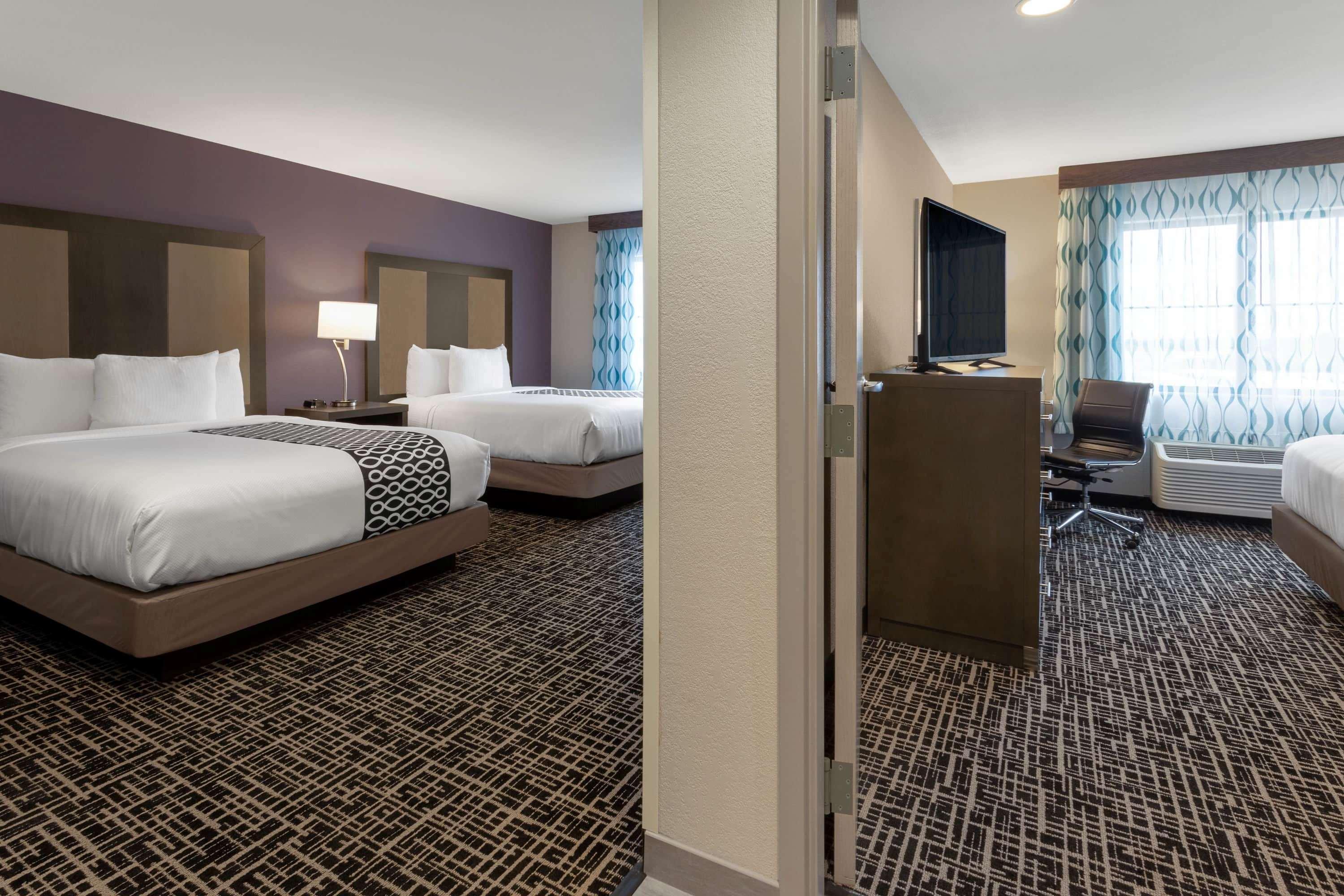 La Quinta By Wyndham Wichita Airport Hotel Exterior photo