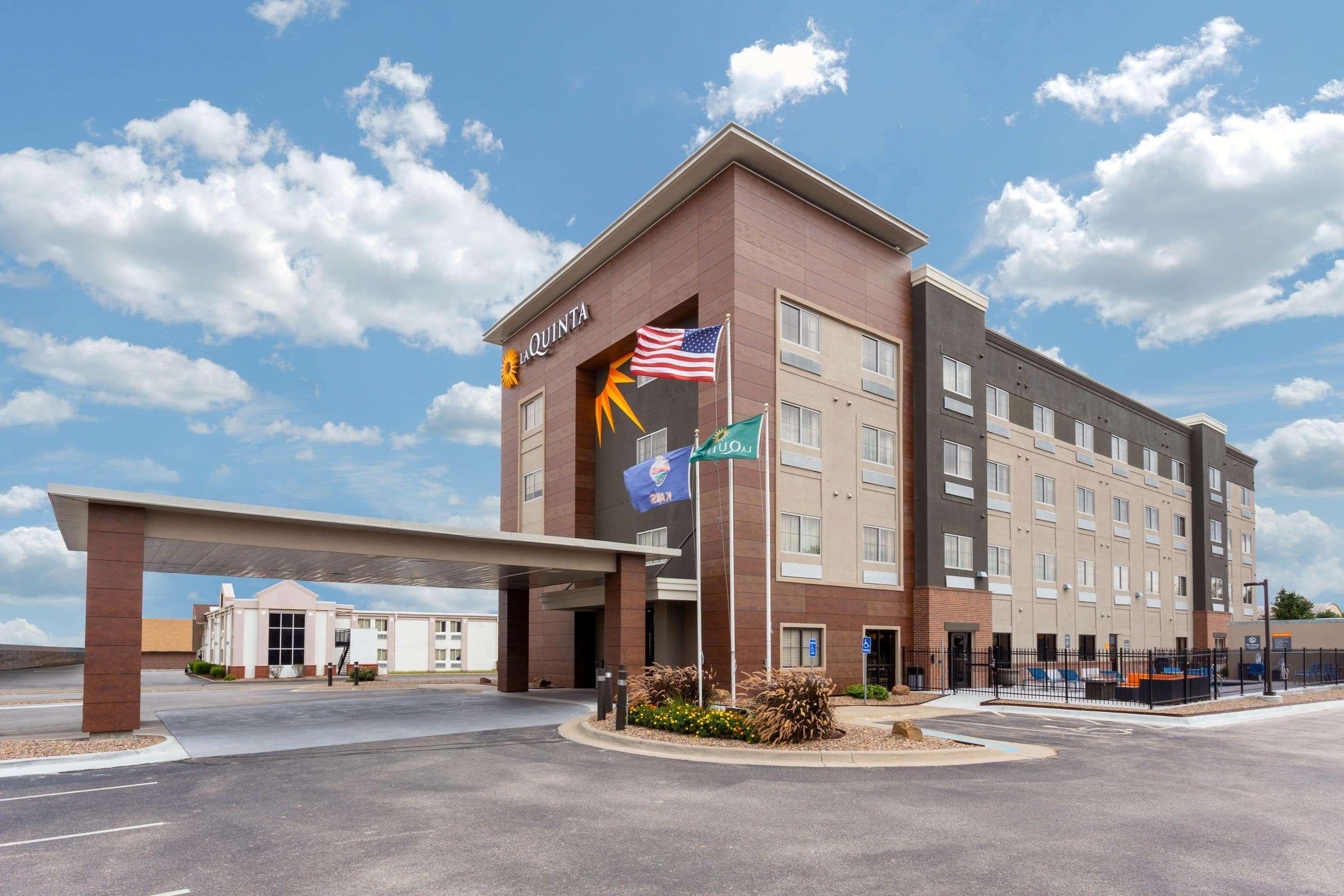 La Quinta By Wyndham Wichita Airport Hotel Exterior photo