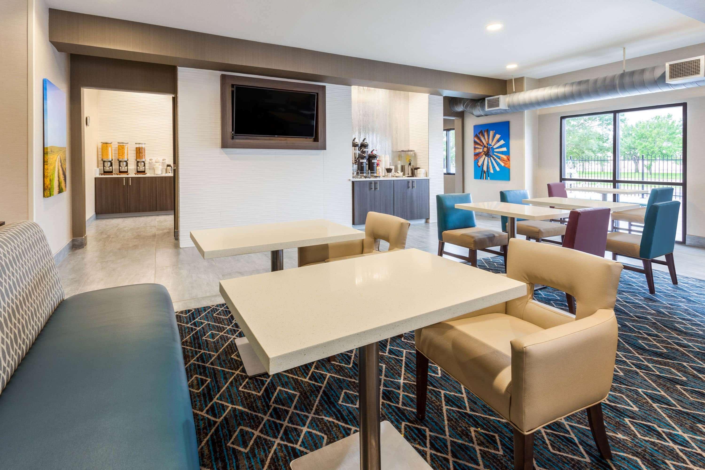 La Quinta By Wyndham Wichita Airport Hotel Exterior photo