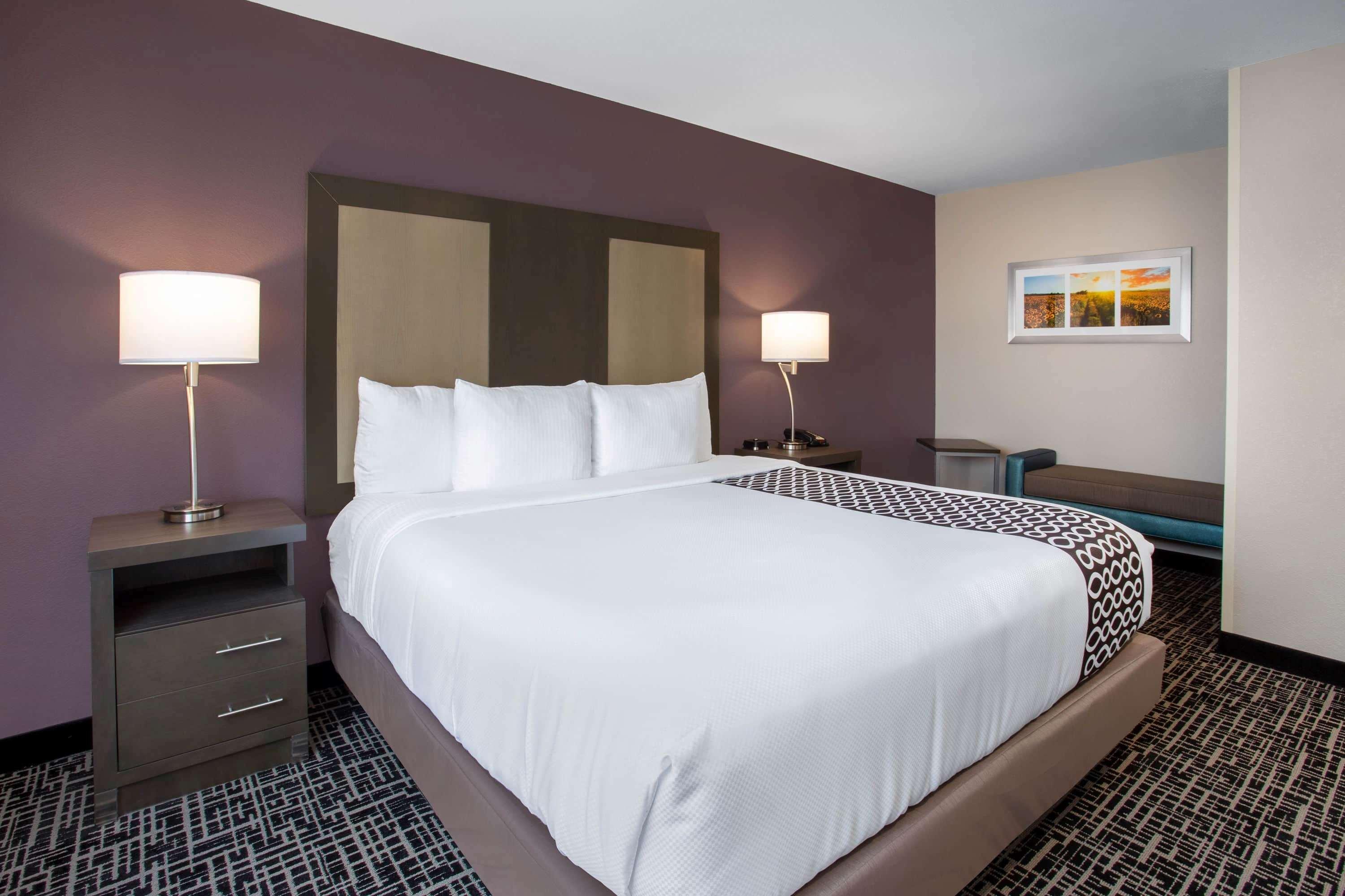 La Quinta By Wyndham Wichita Airport Hotel Exterior photo