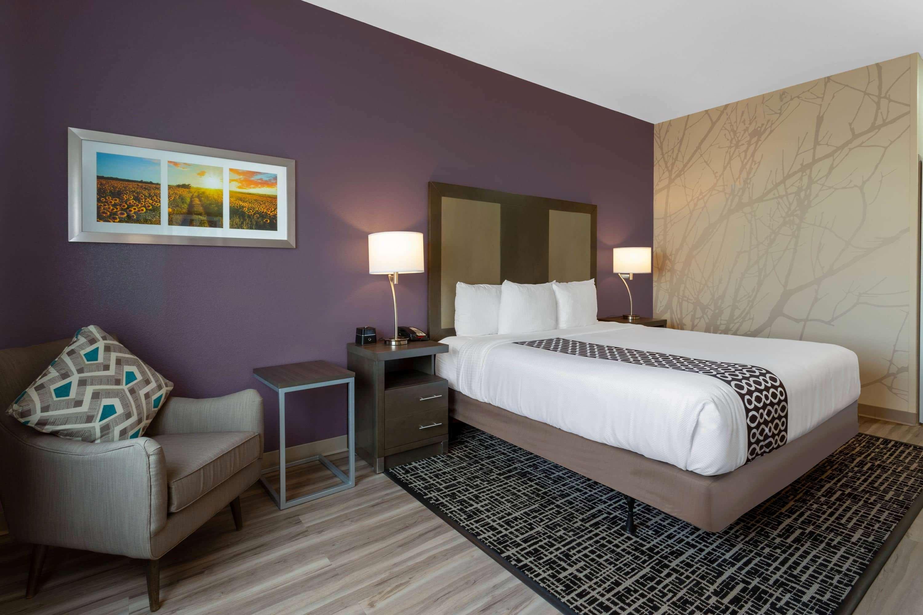 La Quinta By Wyndham Wichita Airport Hotel Exterior photo