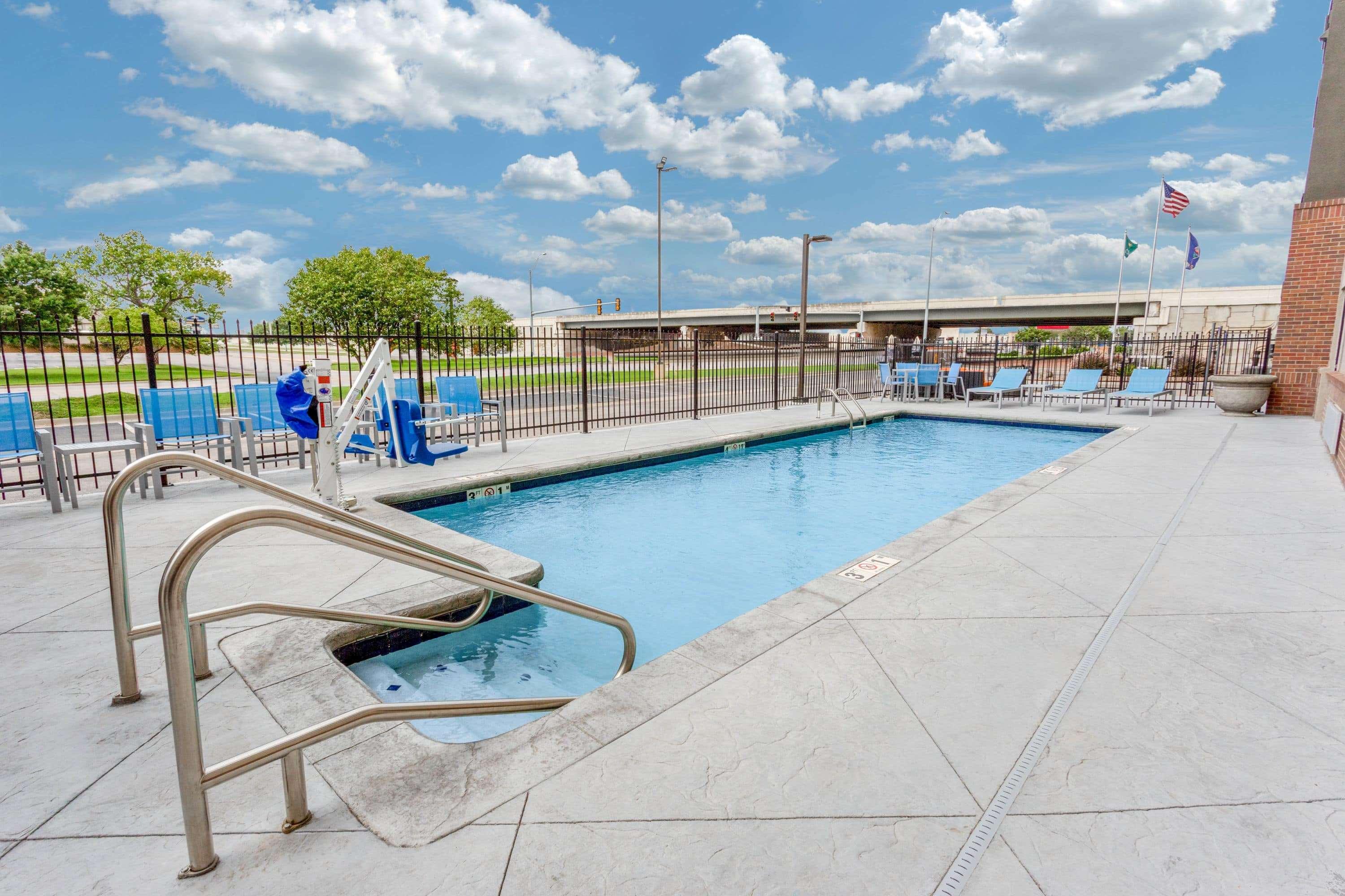 La Quinta By Wyndham Wichita Airport Hotel Exterior photo