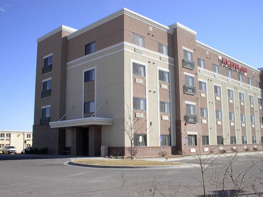 La Quinta By Wyndham Wichita Airport Hotel Exterior photo