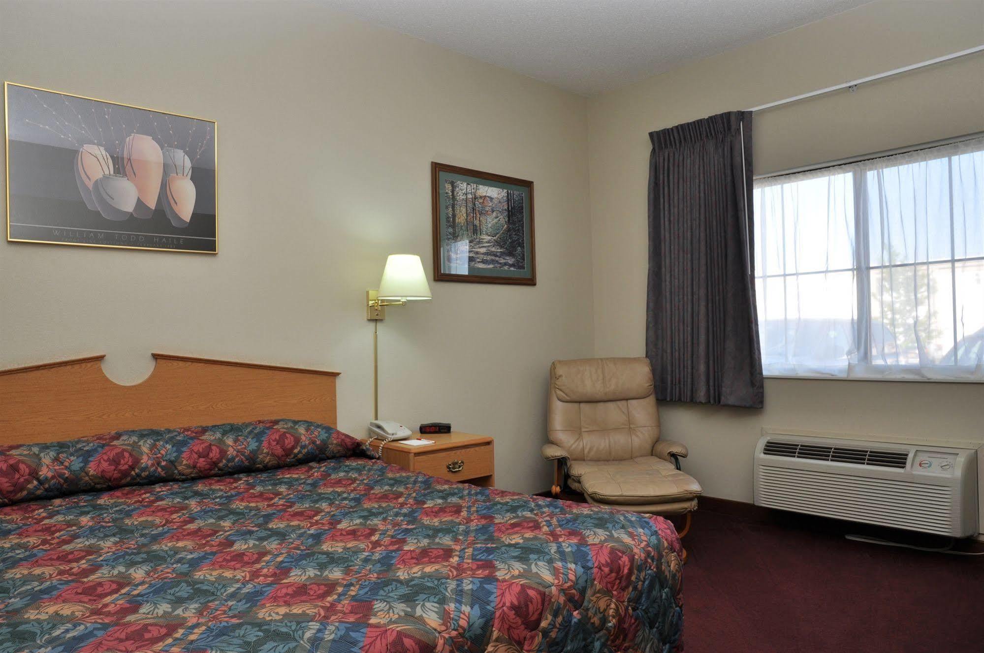 La Quinta By Wyndham Wichita Airport Hotel Exterior photo