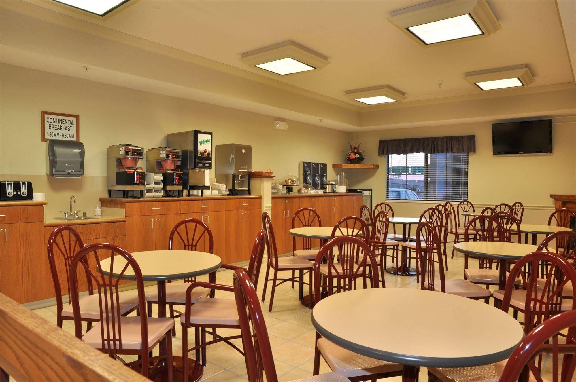 La Quinta By Wyndham Wichita Airport Hotel Exterior photo