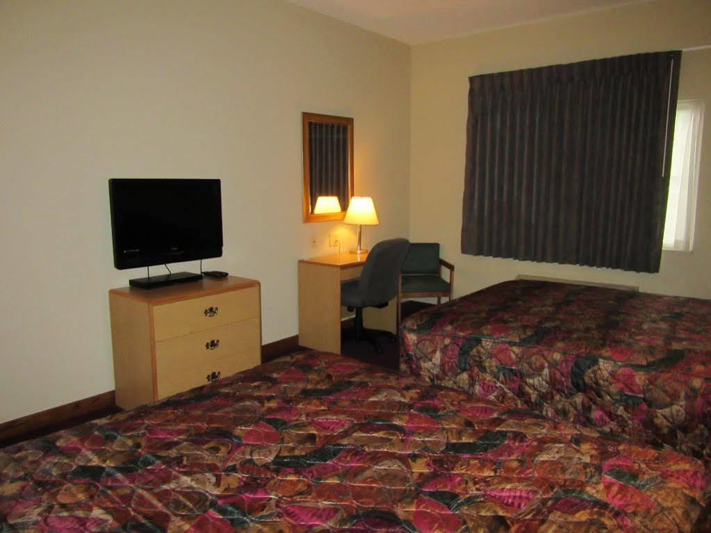 La Quinta By Wyndham Wichita Airport Hotel Exterior photo