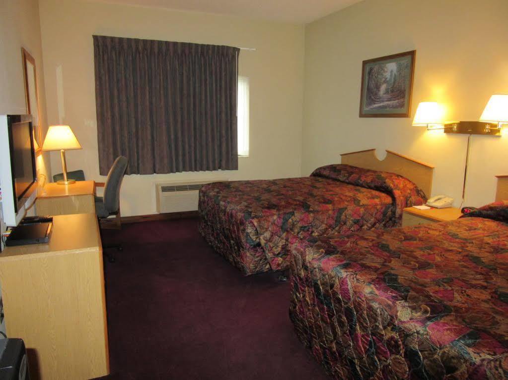 La Quinta By Wyndham Wichita Airport Hotel Exterior photo